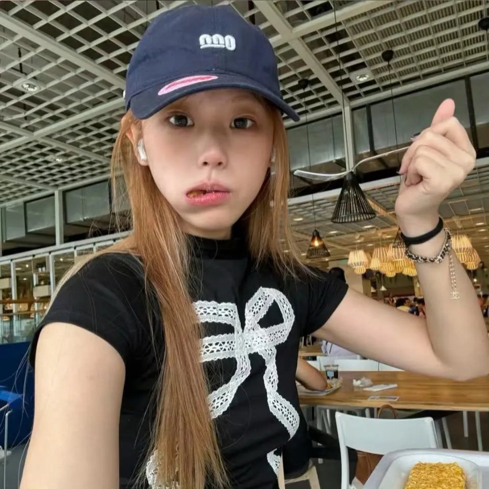 她背后的那双手