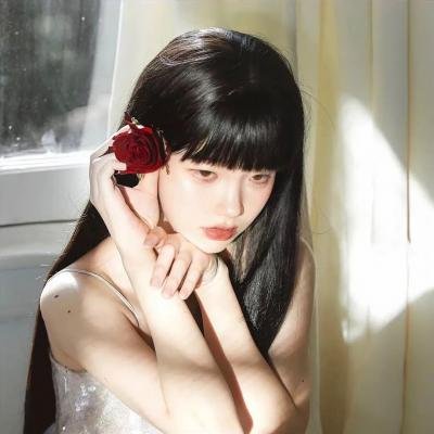 玻璃橱窗中的姑娘